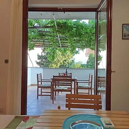 And Bova Πανσιόν Baška